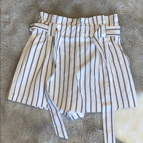 ZARA Paperbag Shorts - Picture 4 of 5